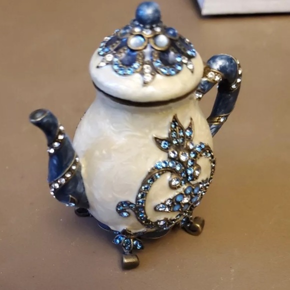 Jay Strongwater Miniature Teapot Trinket Box English Garden Chantel
5062 - Picture 8 of 10